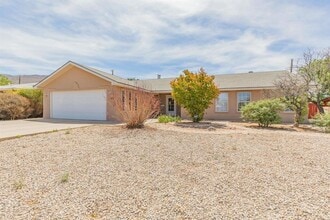 Building Photo - Conveniently located 3 Bedroom, 2 bath