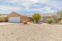 Building Photo - Conveniently located 3 Bedroom, 2 bath