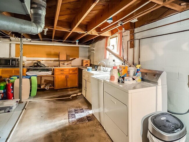 Building Photo - 217 Romany Rd