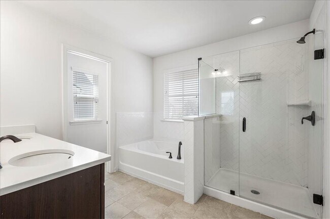 Building Photo - 869 Venture Way