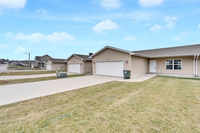 Building Photo - Summerland Twin Homes