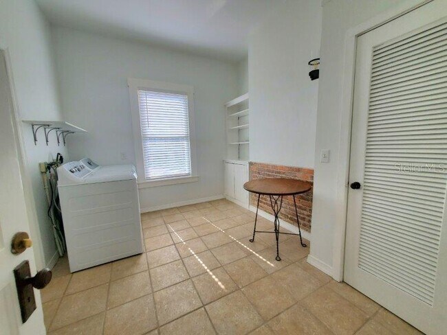 Building Photo - 461 W Marion Ave