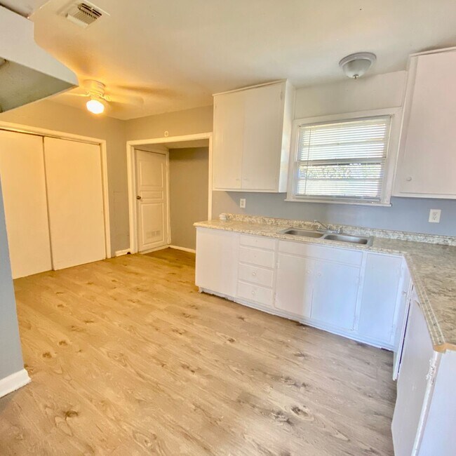 Building Photo - Handyman Special $0 First Month's Rent / “You fix, you SAVE BIG!!” Contact Mayshell for details: ...