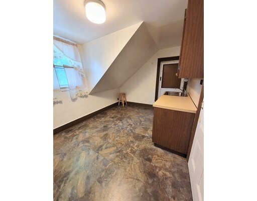 Building Photo - 33 Oak St