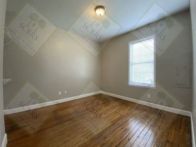 Building Photo - Spacious 6 Bedroom, 3 Bathroom Home Near U...