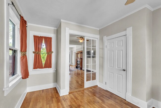 Building Photo - MOVE IN SPECIAL! 6 WEEKS RENT FREE! Beautiful 5 Bedroom Home with Lots of Natural Light!