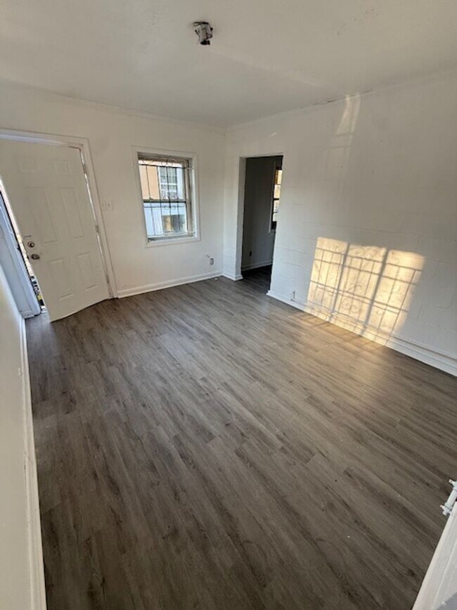 Building Photo - 975 Sparks St SW