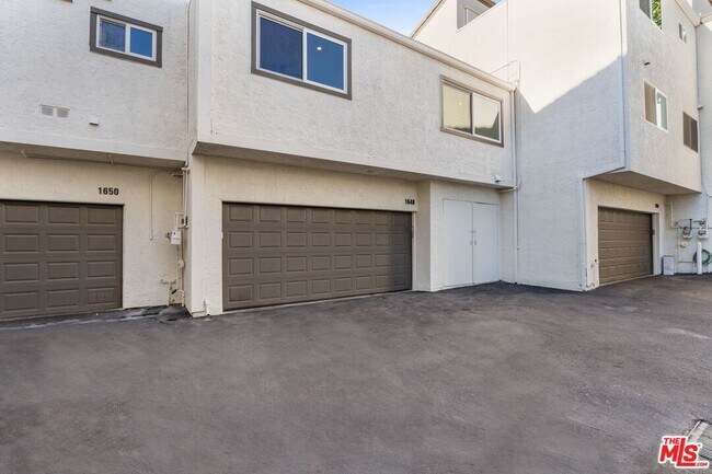 Building Photo - 1648 Palisades Dr