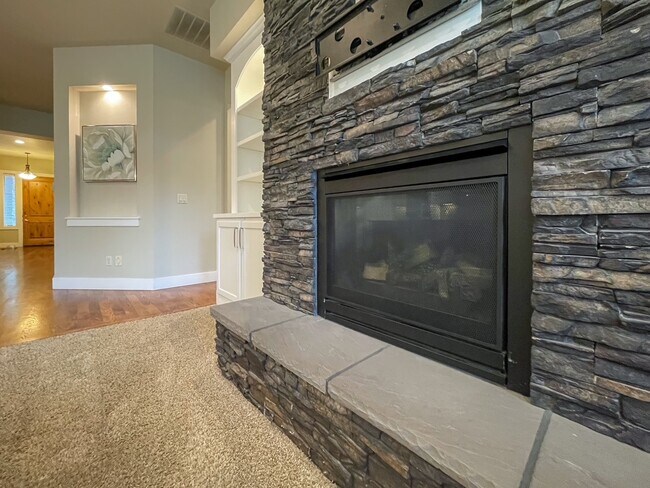 Building Photo - 307 E Grove Creek Ln