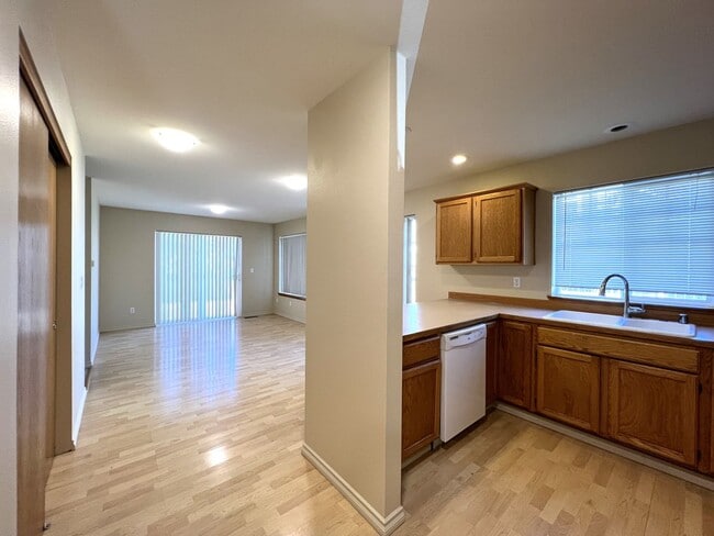 Building Photo - Spacious Craftsman Style Home - Pet Friendly!