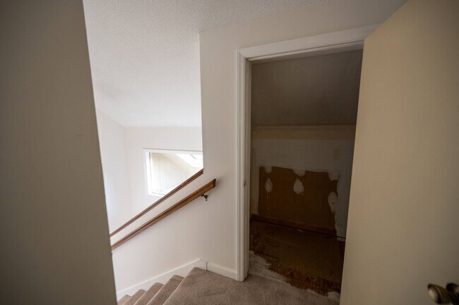 Building Photo - Beautifully Updated 2-Bedroom Condo in Fiv...