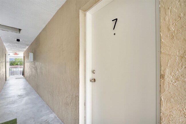 Building Photo - 12101 NE 6th Ave