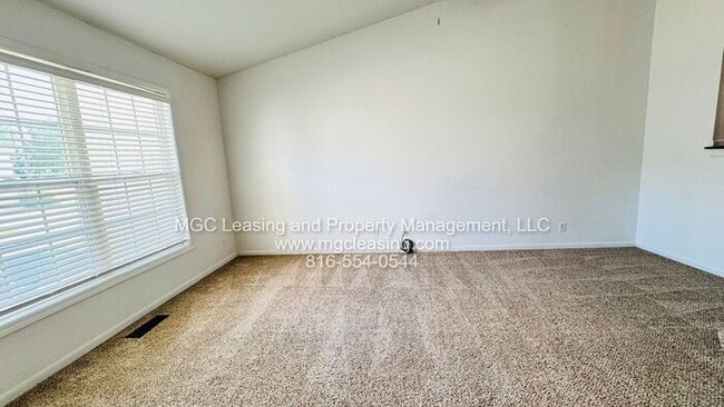 Building Photo - 3 bedroom Duplex with unique floor plan in...