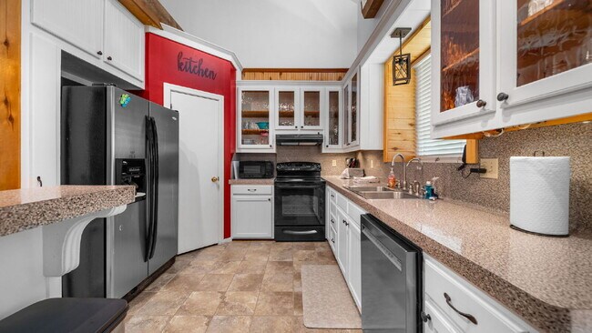 Building Photo - Private acre property, the charm you have been looking for. This is a place to call home!