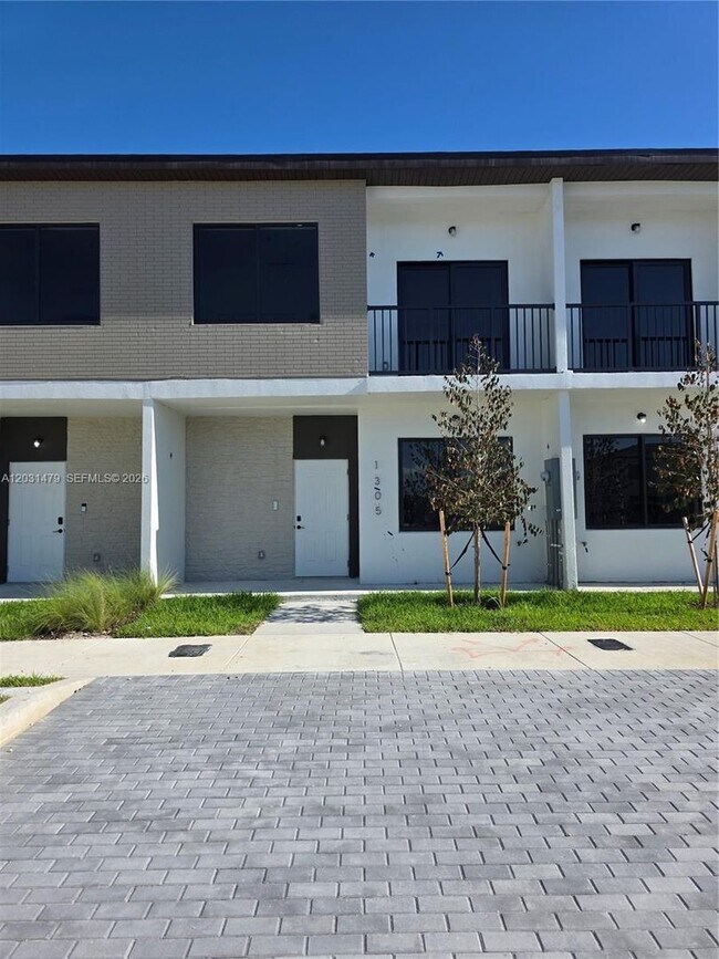 Building Photo - 1305 NW 4th Ave