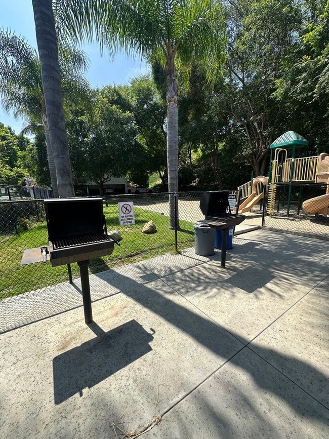 Building Photo - Beautiful 2BR/1BA two story condominium of...