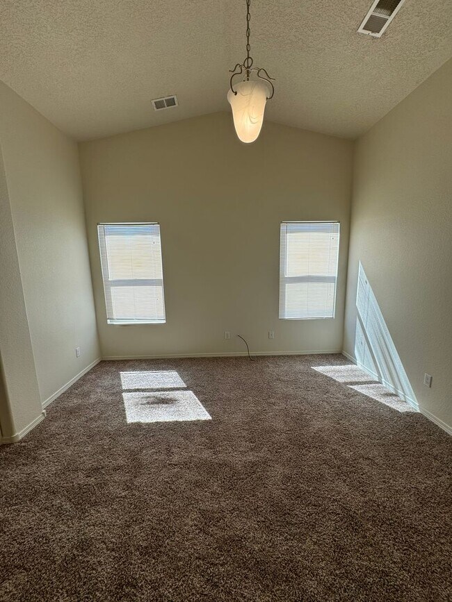 Building Photo - Great 3 bed, 2 bath, home in Huning Ranch!