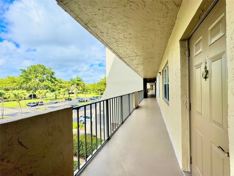 Building Photo - 3150 W Rolling Hills Cir