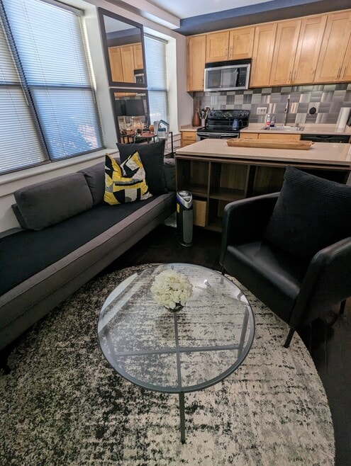 Building Photo - 210 Oakwood St SE