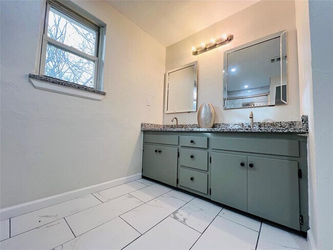 Building Photo - 1847 N Allen Ln