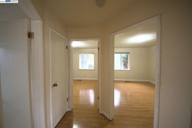 Building Photo - 1345 Kingfisher Way