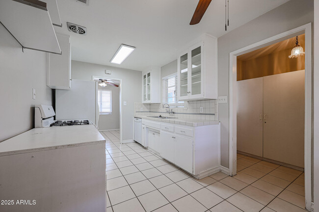Building Photo - 1120 E Palo Verde Dr