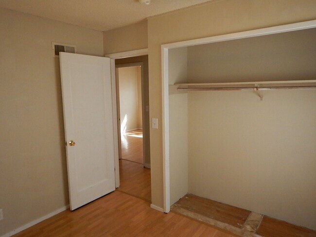 Building Photo - *PRICE IMPROVEMENT!* 3 Bed, 1 Bath House -...