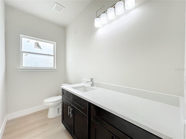 Building Photo - 356 W 4th St