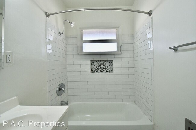 Building Photo - 1 br, 1 bath Apartment - 4658 Colfax Avenu...