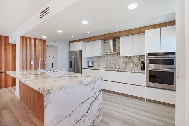 Building Photo - 5100 N Ocean Blvd