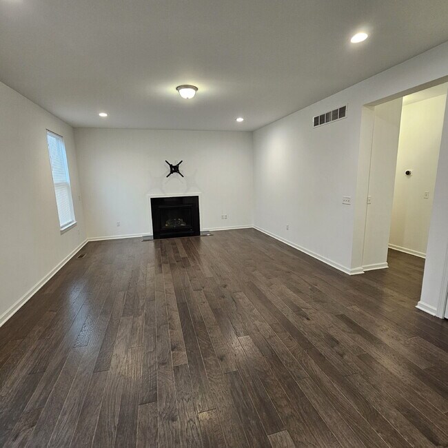 Building Photo - 4 bedroom, 3 full bathrooms, 2 car garage ...