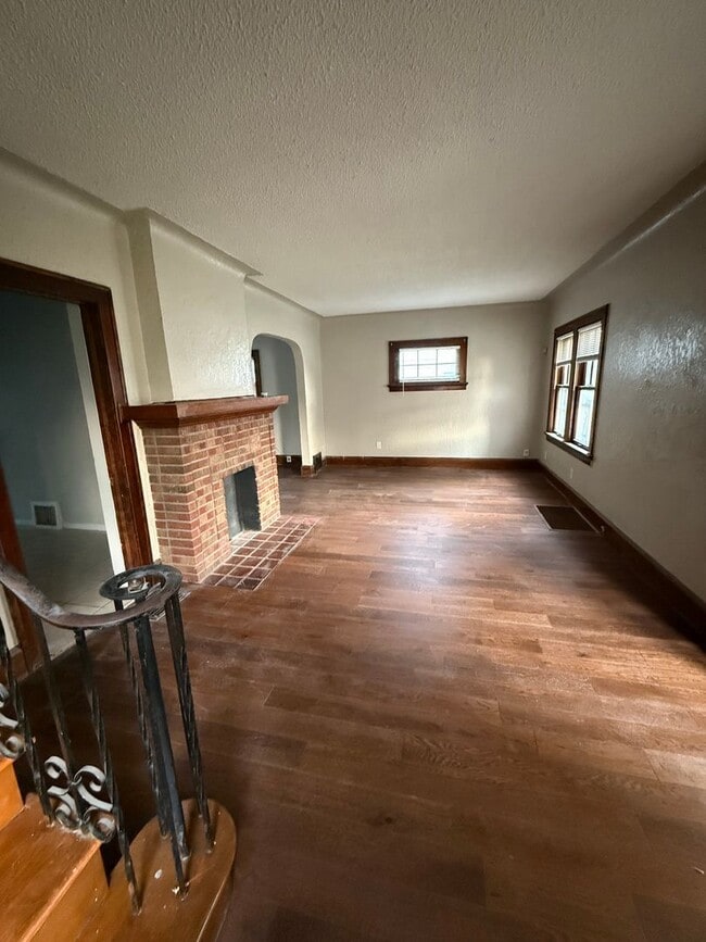 Building Photo - 3 bedroom 1.5 bath