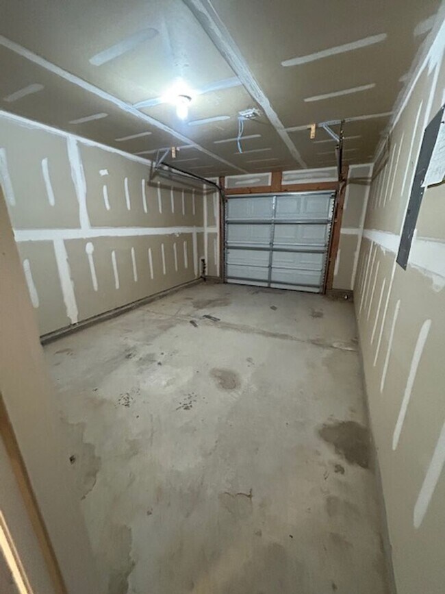 Building Photo - Quaint 3BR /2BA home with new carpet!