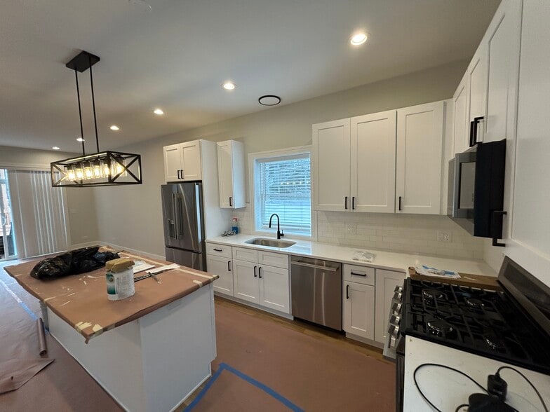 Building Photo - 858 N Paulina St