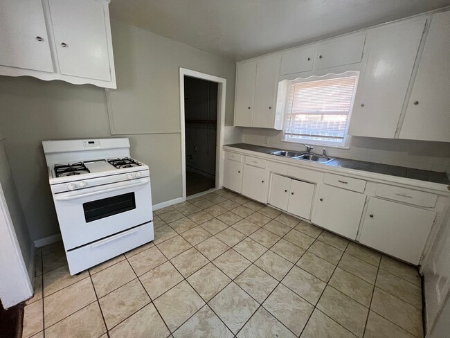 Building Photo - Lovely 3 Bedroom 1 Bathroom Home with a Fenced Backyard!