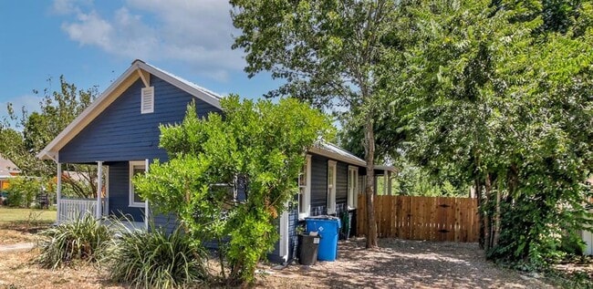 Building Photo - 917 W 4th St