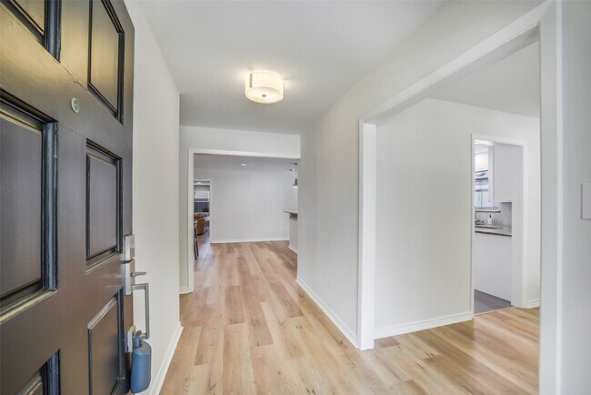 Building Photo - 6215 Queensloch Dr