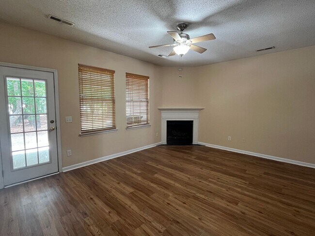 Building Photo - 3Br 3Ba Liberty Hall Townhome