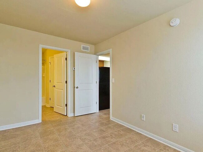 Building Photo - 335 Rachel St