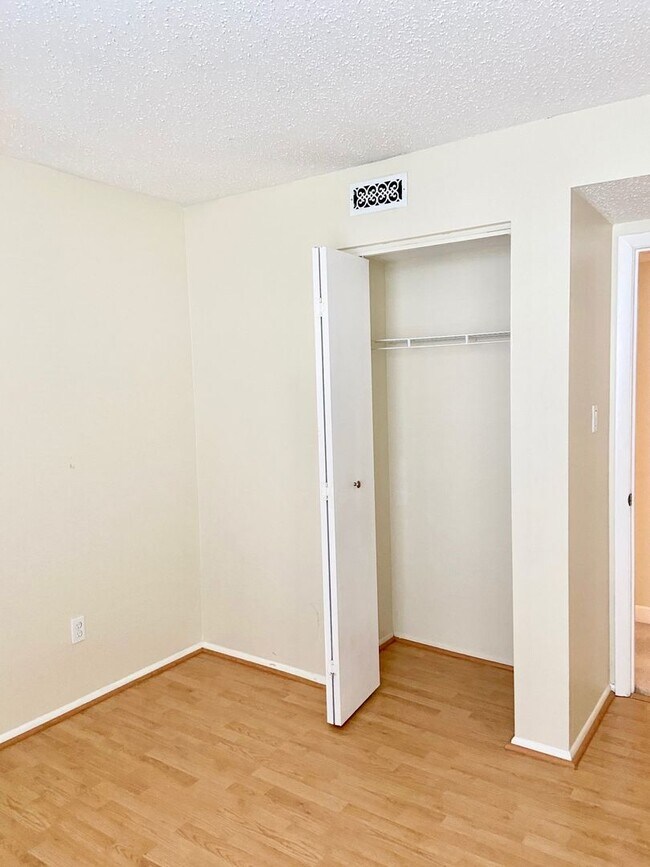 Building Photo - 2BD/1BA Condo in the Heart of Virginia Beach! Water Included!