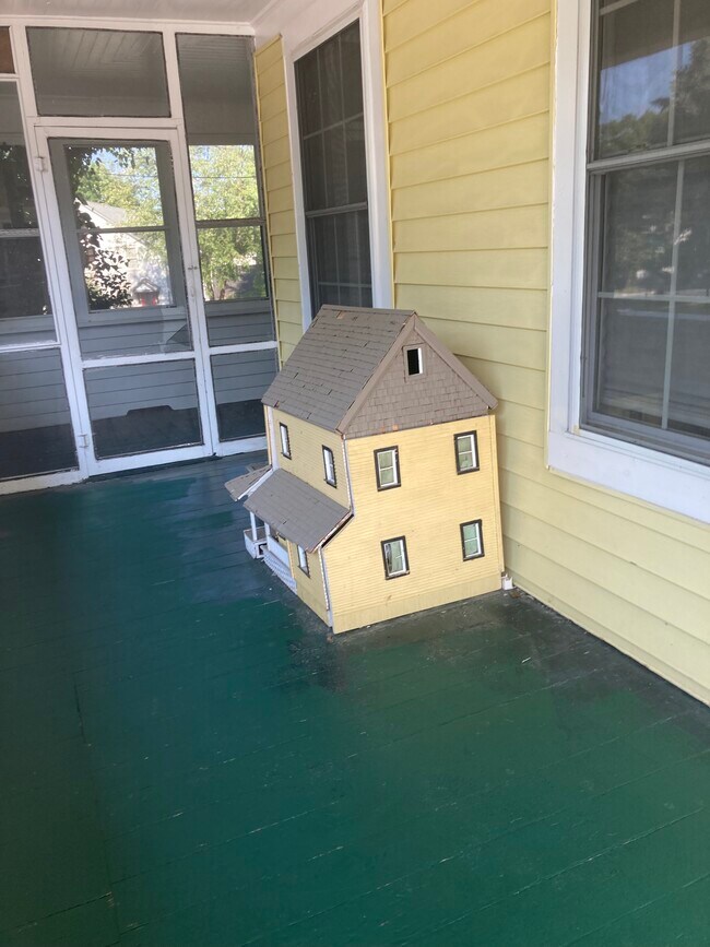 Porch Dollhouse - 1 Cottage St