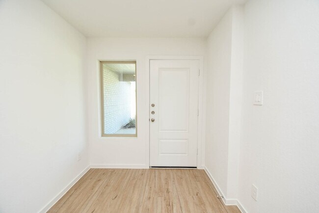 Building Photo - 1542 San Sebastien Dr