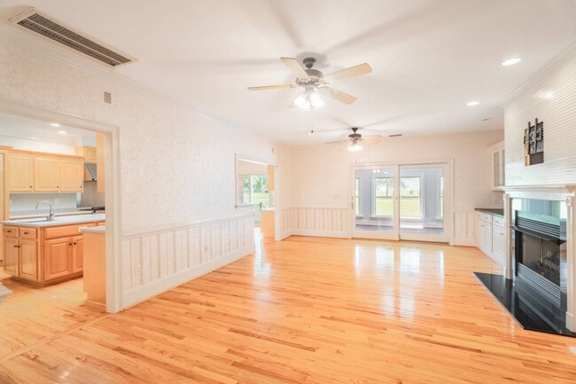 Building Photo - 785 Glenwood Dr