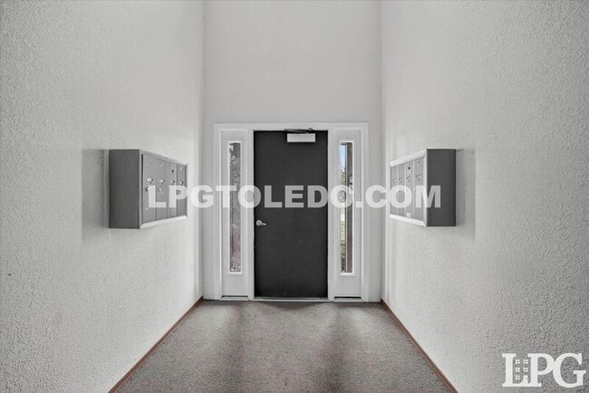 Building Photo - 1230 Bedford Woods Dr