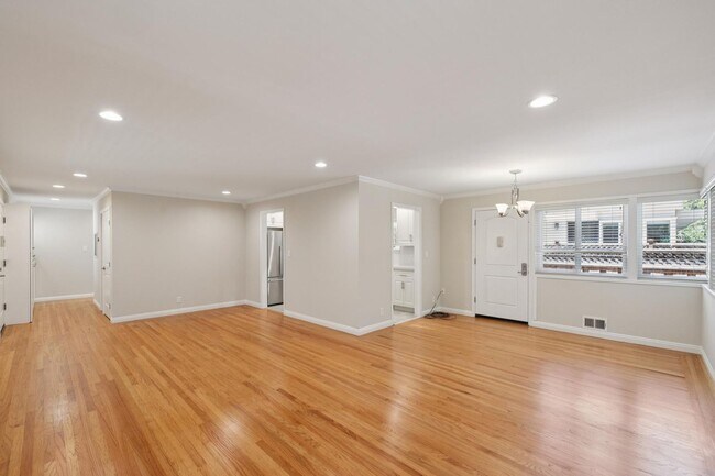 Building Photo - Luxury Apartment Available in gated Community downtown Palo Alto!