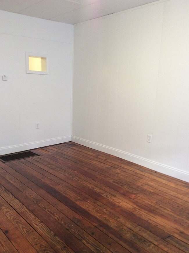 Building Photo - First Floor 1 Bedroom in East End of York City