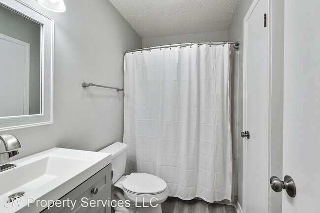 Building Photo - 3 br, 1 bath House - 845 Pine Street