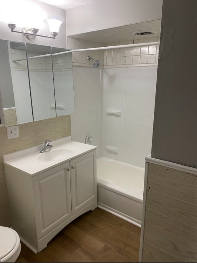 Building Photo - 3 Bed-1 Bath - spacious, beautiful with AC...