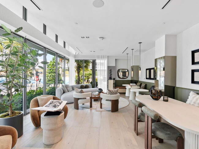 Building Photo - 9901 W Bay Harbor Dr