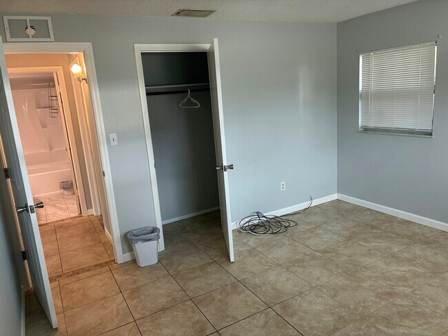 Building Photo - 202 Essex Dr